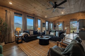 Smart TV, fireplace, video games, ping pong - Cabin In The Sky! Fresh Design, Sauna, Unreal View! (Gatlinburg)