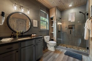 Een douche, een haardroger, handdoeken, zeep