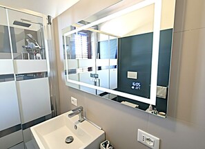 Shower, hair dryer, bidet, towels