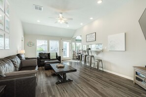TV - 2 blocks to beach, 13 mi to Downtown - Dog Friendly & Great for Families! (Galveston)