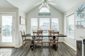 Dining - 2 blocks to beach, 13 mi to Downtown - Dog Friendly & Great for Families! (Galveston)