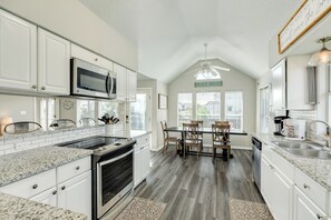 Fridge, microwave, oven, stovetop - 2 blocks to beach, 13 mi to Downtown - Dog Friendly & Great for Families! (Galveston)