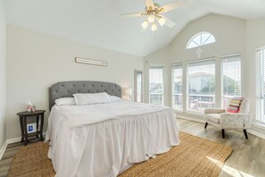Iron/ironing board, free WiFi, bed sheets - 2 blocks to beach, 13 mi to Downtown - Dog Friendly & Great for Families! (Galveston)