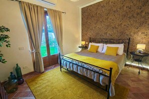 8 habitaciones, tabla de planchar con plancha y cuna de viaje 