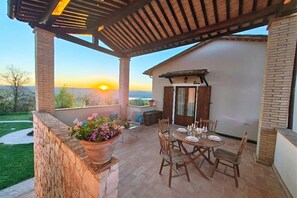 Outdoor dining - Lyfe Umbria Infinity Pool up to 16 people (ALVIANO)