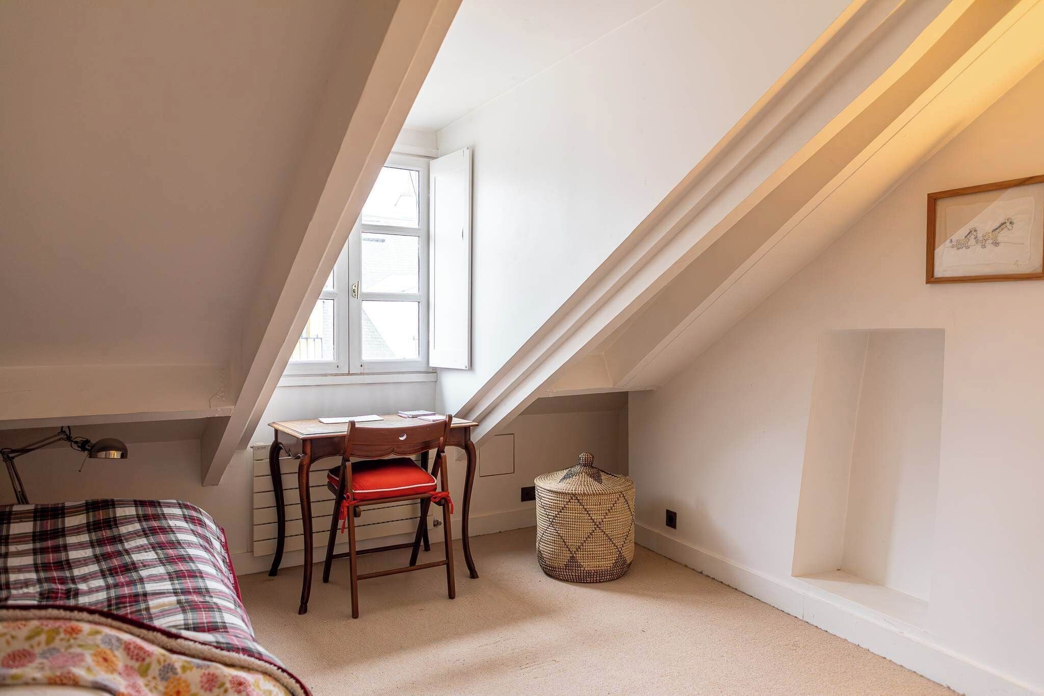 2 bedrooms, iron/ironing board, internet, bed sheets