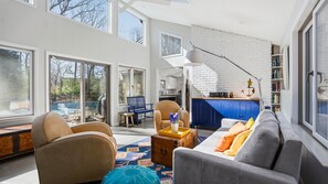 Smart TV, fireplace, ping pong, stereo