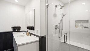 Shower, hair dryer, towels - Private Southampton Hideaway, Private Pool, Fully Appointed for Memorable... (SOUTHAMPTON)