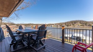Outdoor dining - Waterfront 4-bedroom house in Old Kinderhook Gated Community with private dock (Camdenton)