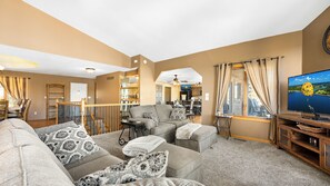 Smart TV, fireplace - Waterfront 4-bedroom house in Old Kinderhook Gated Community with private dock (Camdenton)