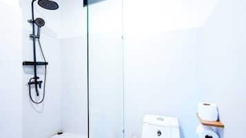 Een douche, handdoeken, toiletpapier