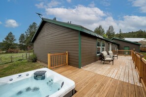 Outdoor spa tub - Forest Getaway with Jacuzzi! 3 Bedroom Home (Pagosa Springs)
