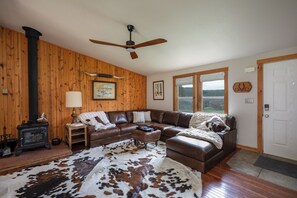 Smart TV - Forest Getaway with Jacuzzi! 3 Bedroom Home (Pagosa Springs)
