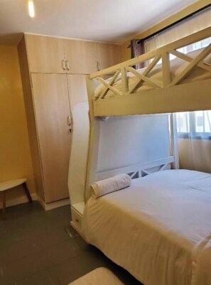 3 bedrooms, iron/ironing board, WiFi, bed sheets - Claire’s Paradise – Spacious & Stylish Stay Near Nairobi Airport (Nairobi City)