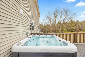 Outdoor spa tub - Catskills Retreat W/Hot Tub & Gym (Monticello)