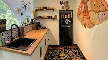 Coffee/tea maker, fridge, microwave, stovetop
