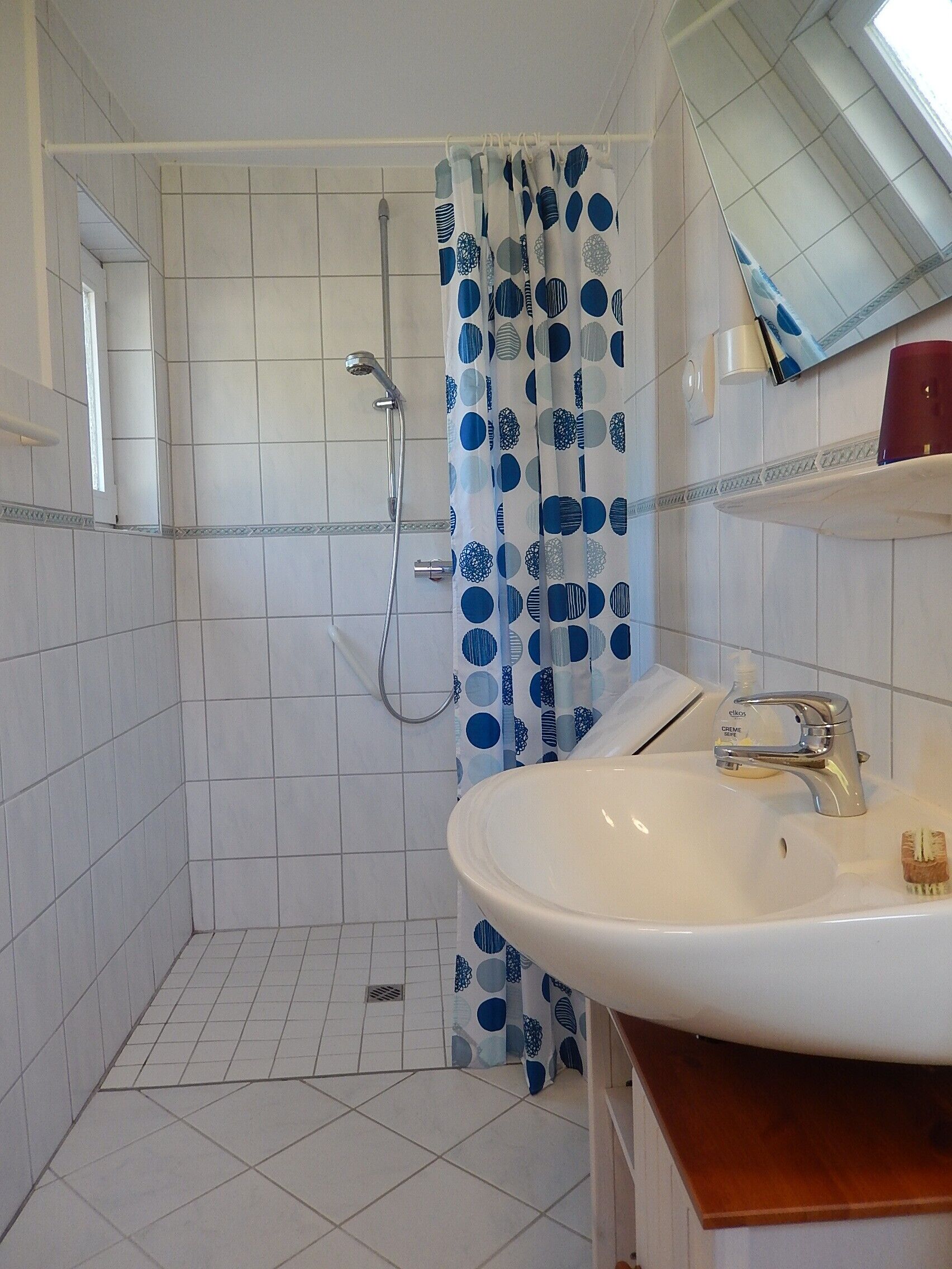 Dusj, hårføner og håndklær