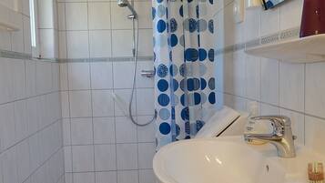 Dusj, hårføner og håndklær