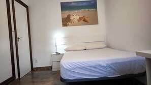 5 bedrooms, iron/ironing board, WiFi, bed sheets