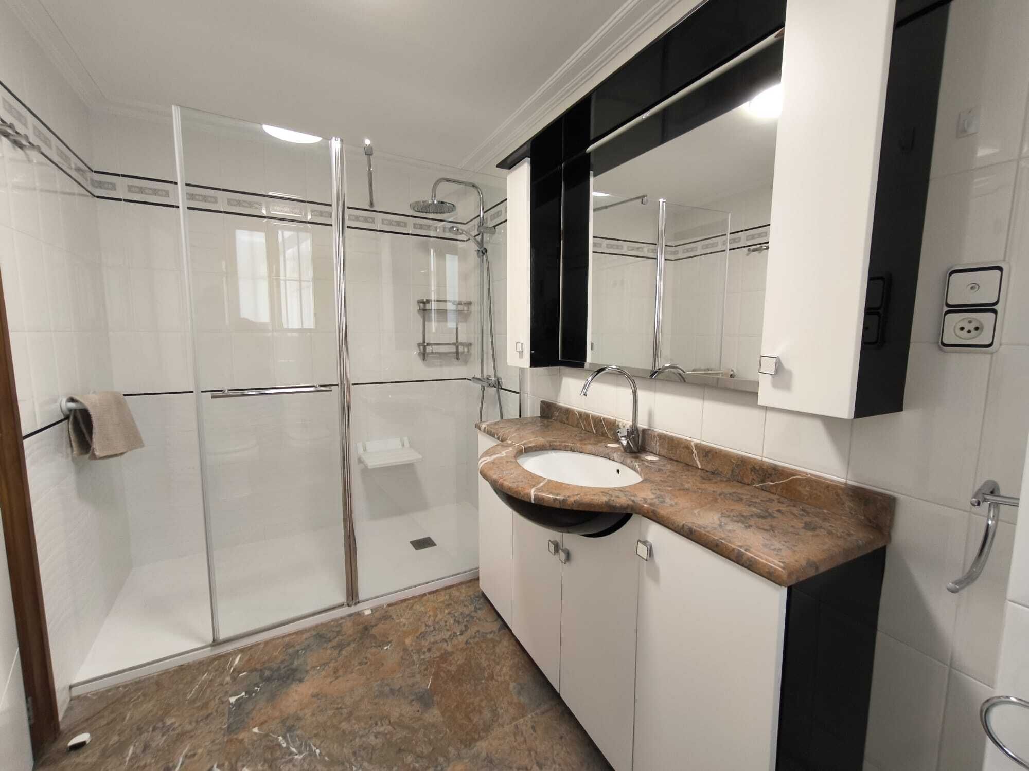 Ducha, secador de pelo, bidé y toallas