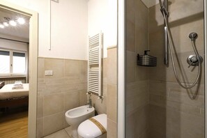 Comfort Apartment, City View | Bathroom | Shower, rainfall showerhead, bidet, towels - Wine Apartments Florence Malvasia (Florence)
