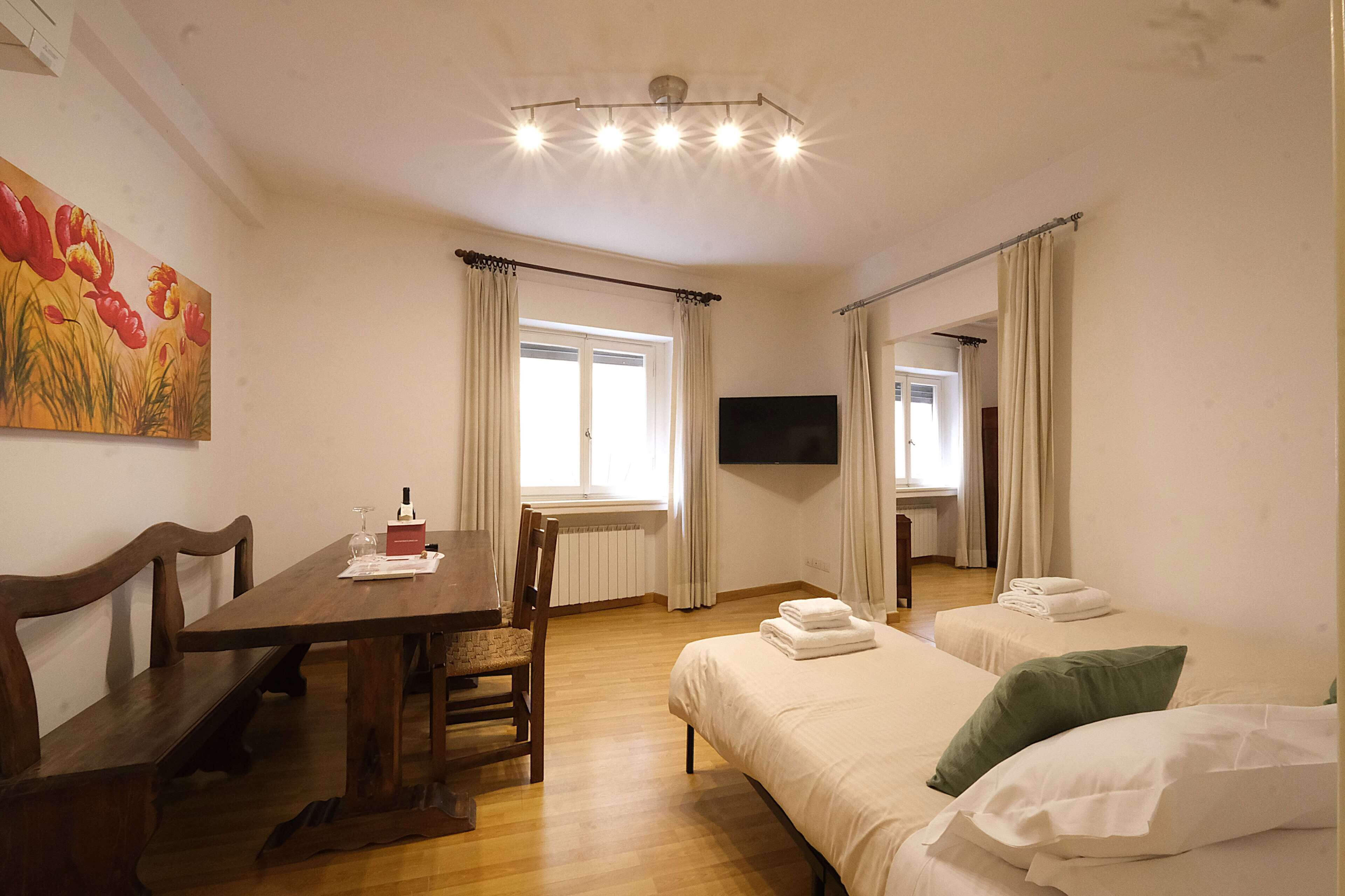 Leilighet – comfort, byutsikt | Oppholdsområde | En 80-tommers Flatskjerm-TV med digitale kanaler