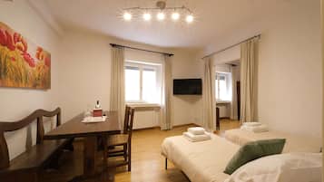 Appartamento Comfort, vista città | Area soggiorno | TV a schermo piatto 80 pollici con canali digitali