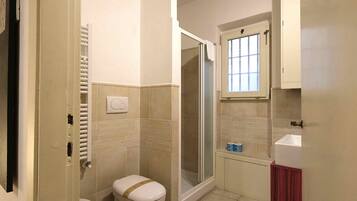 Comfort Apartment, City View | Bathroom | Shower, rainfall showerhead, bidet, towels