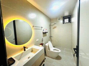 Shower, hair dryer, bidet, towels - “10-Min Drive to Noi Bai Airport” (Hà Nội)