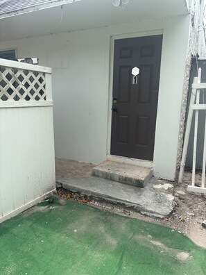 Exterior detail - Cozy 1-bedroom apartment in gorgeous West Palm Beach with AC (West Palm Beach)