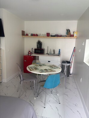 Interior - Cozy 1-bedroom apartment in gorgeous West Palm Beach with AC (West Palm Beach)