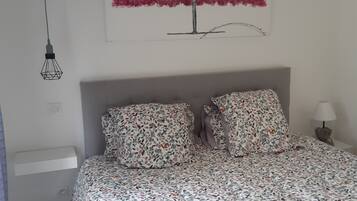 Tabla de planchar con plancha, wifi, ropa de cama