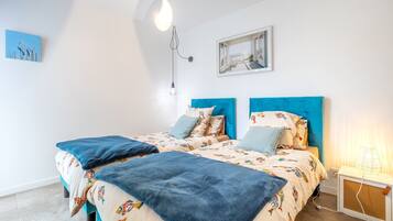 Een strijkplank/strijkijzer, wifi, beddengoed
