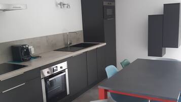 Frigorífico, microondas, horno y placa de cocina