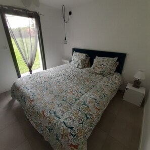 Tabla de planchar con plancha, wifi y ropa de cama 