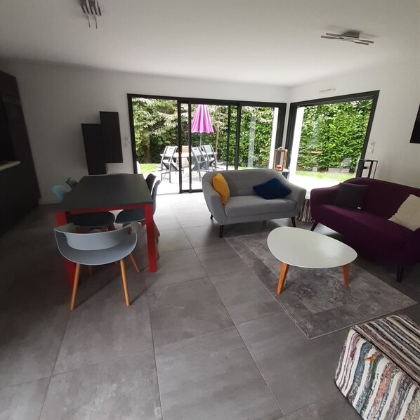 TV - Lodge Terre Holiday Home with Wi-Fi (Concarneau)