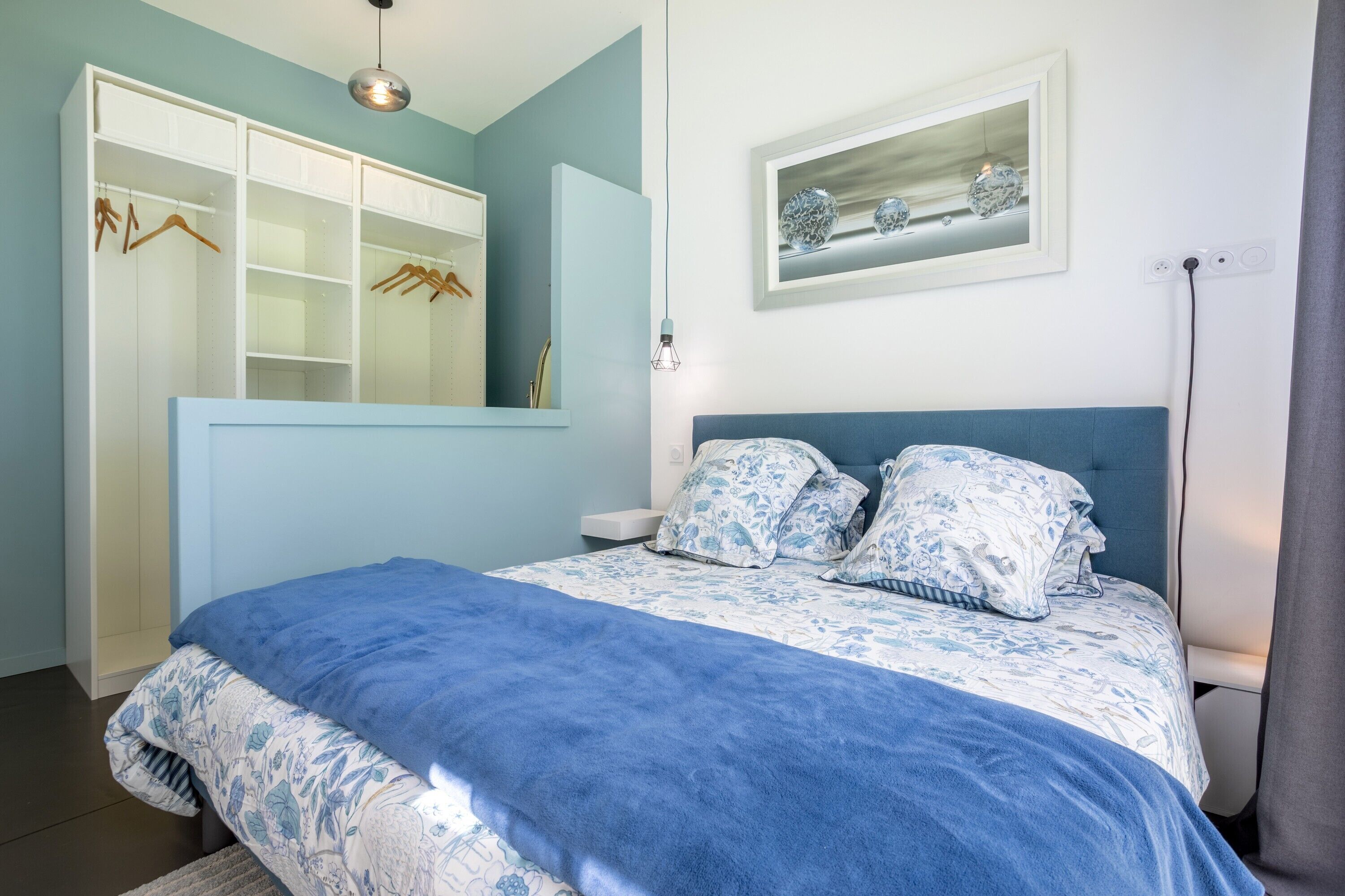 Tabla de planchar con plancha, wifi, ropa de cama