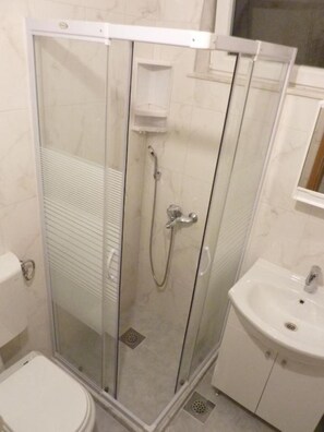 Haartrockner, Handtücher, Seife, Toilettenpapier