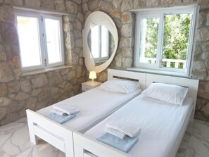 2 chambres, fer et planche à repasser, Wi-Fi, draps fournis