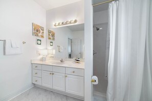 Shower, towels - Mermaid’s Cove | Laguna Key Beach Retreat (Gulf Shores)