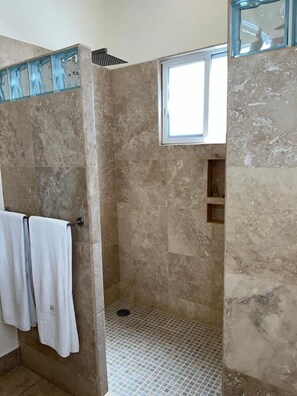 Dusche, Haartrockner, Handtücher, Seife