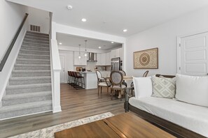 Living area - Luxurious 3-bedroom townhome/Gourmet Kitchen/King bed/Garage/AC in Raleigh, NC (Raleigh)