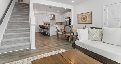 Luxurious 3-bedroom townhome/Gourmet Kitchen/King bed/Garage/AC in Raleigh, NC