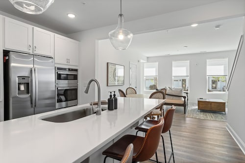 Luxurious 3-bedroom townhome/Gourmet Kitchen/King bed/Garage/AC in Raleigh, NC