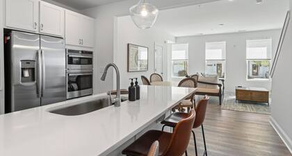 Luxurious 3-bedroom townhome/Gourmet Kitchen/King bed/Garage/AC in Raleigh, NC