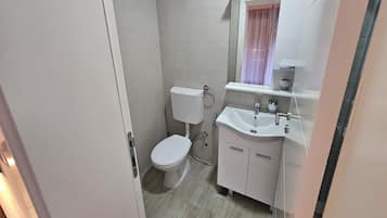 Habitación clásica con 1 cama doble o 2 individuales, balcón | Baño