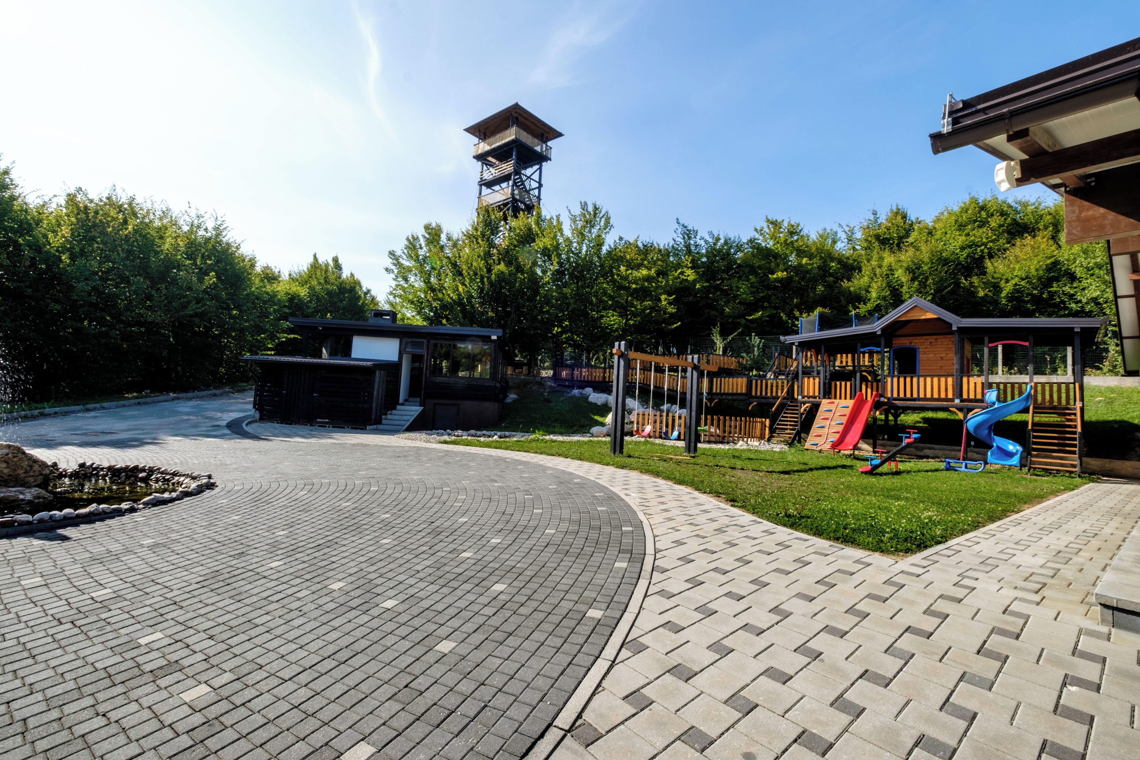 Zona de juegos infantil al aire libre