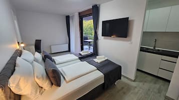 Panorama-værelse med dobbeltseng og 2 enkeltsenge - balkon - ved bjerg | Skrivebord, arbejdsområde til bærbare computere, mørklægningsgardiner