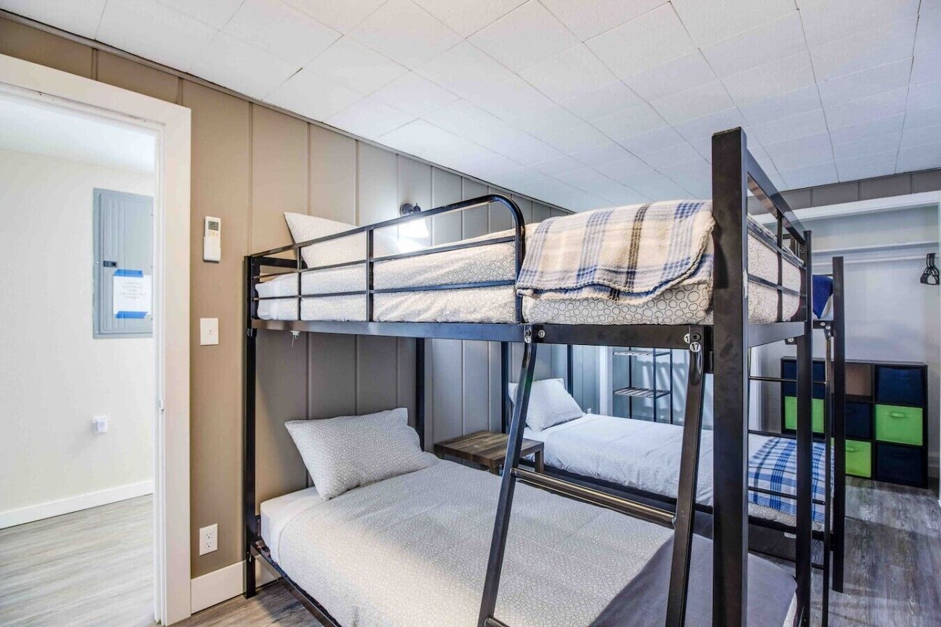 3 habitaciones, tabla de planchar con plancha, wifi y ropa de cama 
