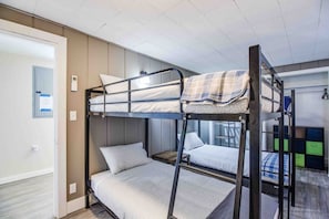 3 habitaciones, tabla de planchar con plancha, wifi y ropa de cama 